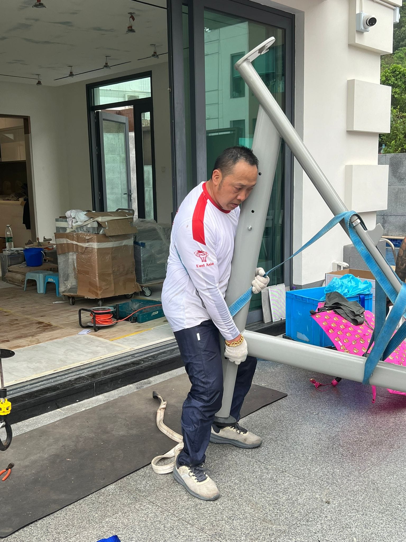 小心搬運傢俬上樓